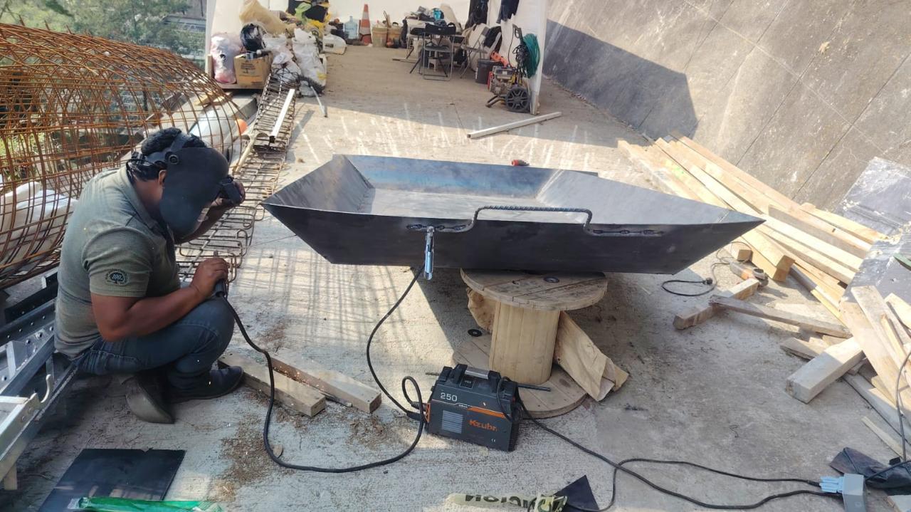 Soldador fabricando estructura metálica en taller